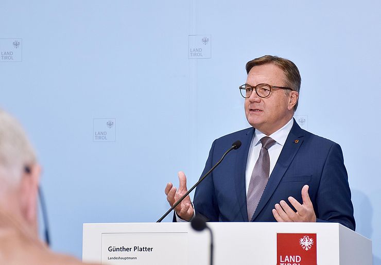 LH Günther Platter bei der Pressekonferenz