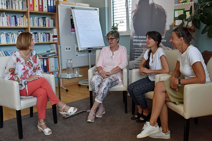 Frauenlandesrätin Gabriele Fischer in Gespräch mit den BASIS-Mitarbeiterinnen v.li. Gabriele Schick, GF Evelyn Mages und Klaudia Henn-Meßmer.