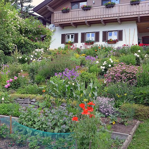 Mit der "Naturgarteninitiative Tirol" werden sowohl Projekte von Privaten...