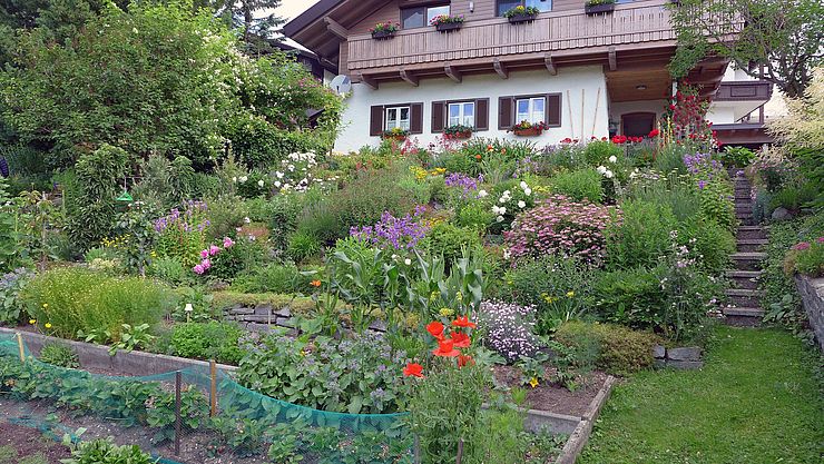 Mit der "Naturgarteninitiative Tirol" werden sowohl Projekte von Privaten...