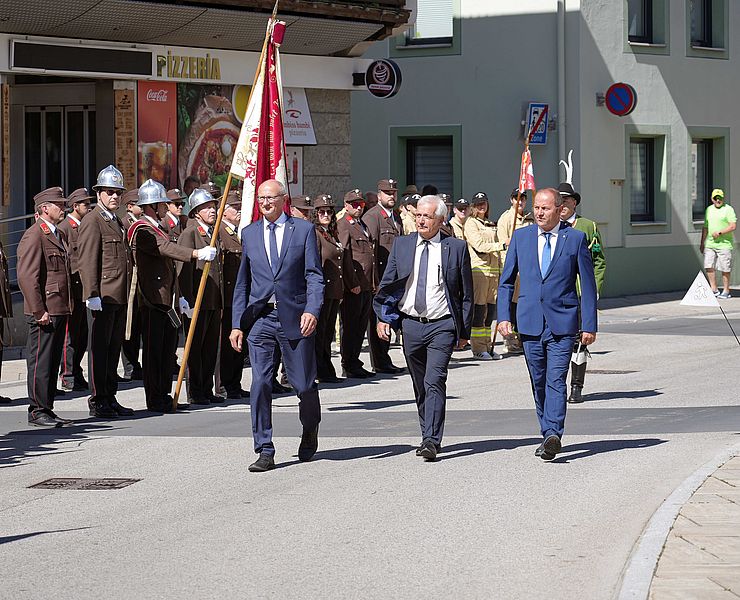 LH Mattle, Bgm Kofler und LHStv Geisler spazieren beim landesüblichen Empfang bei der Schützenkompanie vorbei.