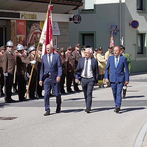 LH Mattle, Bgm Kofler und LHStv Geisler spazieren beim landesüblichen Empfang bei der Schützenkompanie vorbei.