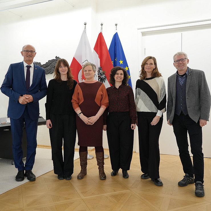 LH Anton Mattle mit den VertreterInnen der Kulturbeiräte (von li.): Bettina Siegele, Helene Schnitzer, Gabriele Wild, Edith Hessenberger und Gerhard Sammer in seinem Büro im Landhaus.