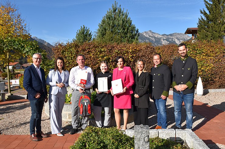 V. li. bei der Auszeichnungsfeier Stefan Bletzacher (Bezirksstellenleiter Schwaz Wirtschaftskammer Tirol), Arbeits- und Jugendlandesrätin Astrid Mair, Arthur Fankhauser (Geschäftsführer und Lehrlingsausbilder Sporthotel Alpenrose), „Lehrling des Monats November 2024“ Nicole Schwarz, Andrea Ager (Vizepräsidentin Arbeiterkammer Tirol), Nelly Gorka (Professorin und Direktor-Stellvertreterin Tiroler Fachberufsschule für Ernährung, Schönheit, Chemie und Medien), Andreas Singer (Vize-Bgm Wiesing) und Armin Gruber (Vize-Bgm Eben am Achensee).  