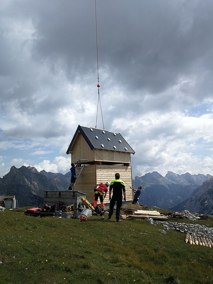 Die neue Funkstation wurde von den Funktechnikern des Landes auf 2.140 Metern Seehöhe innerhalb von acht Tagen errichtet.