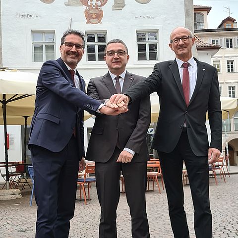 LH Arno Kompatscher (Südtirol), derzeitiger Euregio-Präsident Maurizio Fugatti und LH Anton Mattle vor dem Sitz der Euregio im Waaghaus in Bozen.