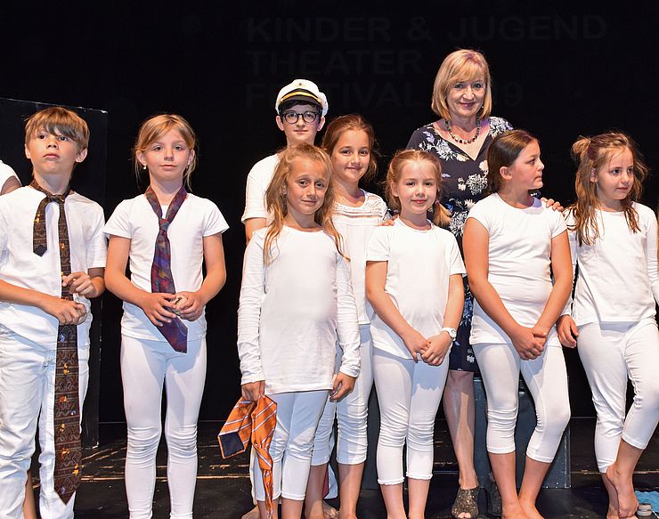 LRin Beate Palfrader eröffnete das Theaterfestival für Kinder und Jugendliche. Mit Kindern der Gruppe Check in Wattens.  