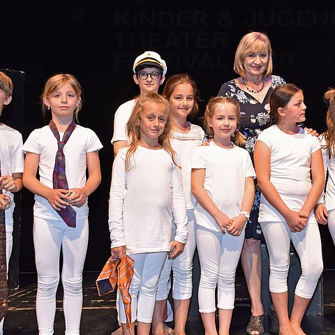 LRin Beate Palfrader eröffnete das Theaterfestival für Kinder und Jugendliche. Mit Kindern der Gruppe Check in Wattens.  