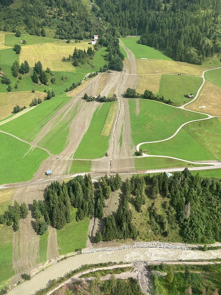 Luftaufnahme: Mure geht über mehrere Straßen 