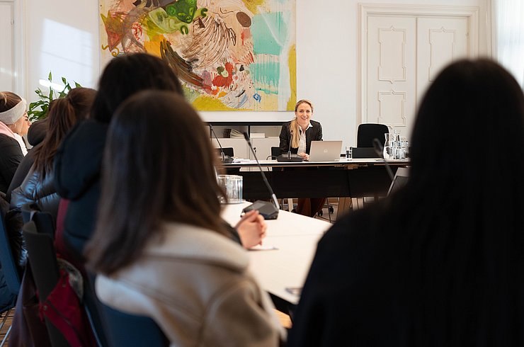 LRHDin Monika Aichholzer-Wurzer mit Studierenden der Universität Innsbruck 