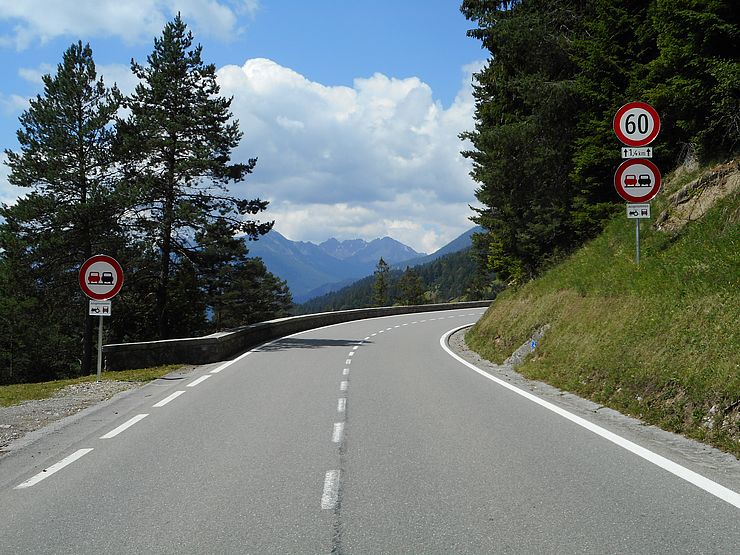 Gaichtpass, wo ganzjährig eine Geschwindigkeitsbeschränkung von 60 km/h und ein Überholverbot verordnet wurde.