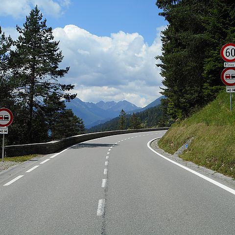 Gaichtpass, wo ganzjährig eine Geschwindigkeitsbeschränkung von 60 km/h und ein Überholverbot verordnet wurde.