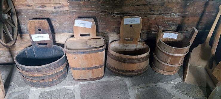 Verschiedene Gefäße im "Käsereimuseum Hainzenberg"