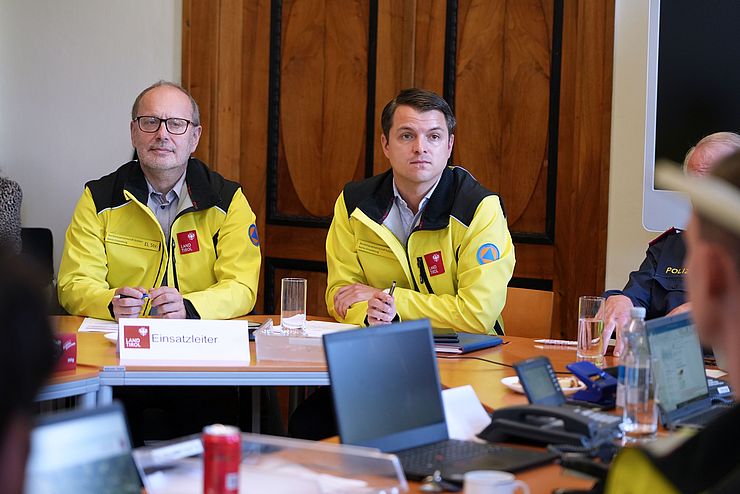 Berek und Haberl in gelben Jacken sitzend 