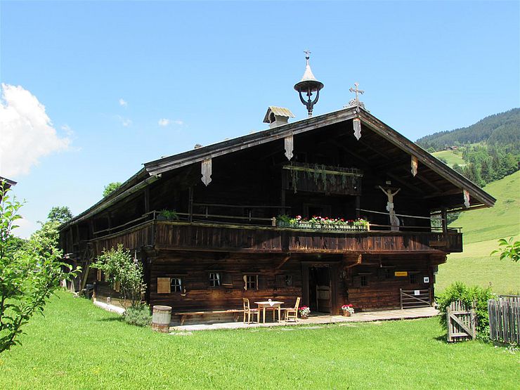 Außenansicht des "Tiroler Bauernhausmuseum Hinterobernau" in "Kitzbühel"