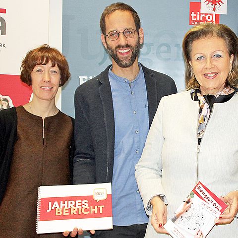 Martina Steiner und Lukas Trentini (Geschäftsführungsteam der Plattform Offene Jugendarbeit Tirol) mit Jugendlandesrätin Patrizia Zoller-Frischauf. 