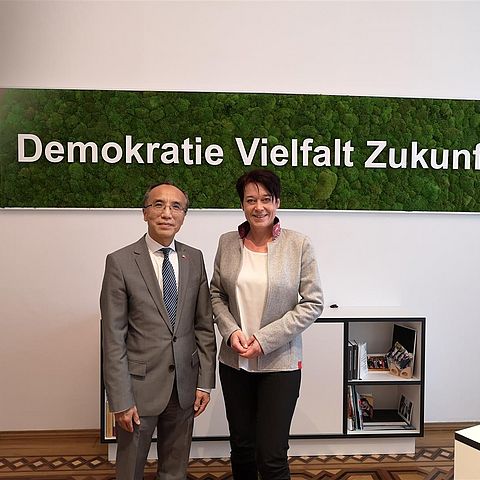 Chinesischer Botschafter Li Xiaosi und Landtagspräsidentin Sonja Ledl-Rossmann