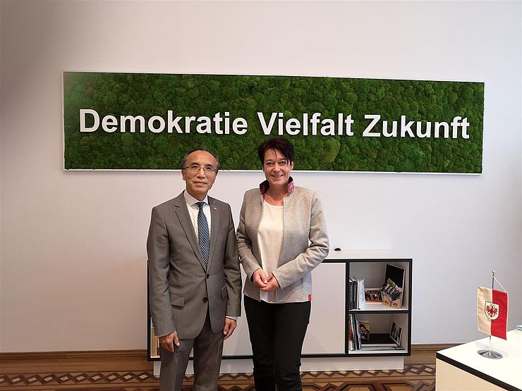 Chinesischer Botschafter Li Xiaosi und Landtagspräsidentin Sonja Ledl-Rossmann
