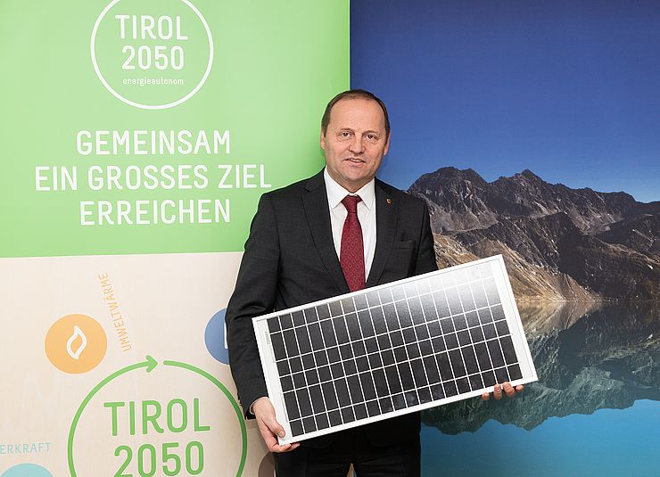 Zur Erreichung der Tiroler Energieautonomie 2050 muss auch die Stromproduktion aus PV noch erheblich ausgebaut werden. 2019 verzeichnete Tirol eine zwölfprozentige Steigerung bei der Anschlussleistung von PV-Anlagen.