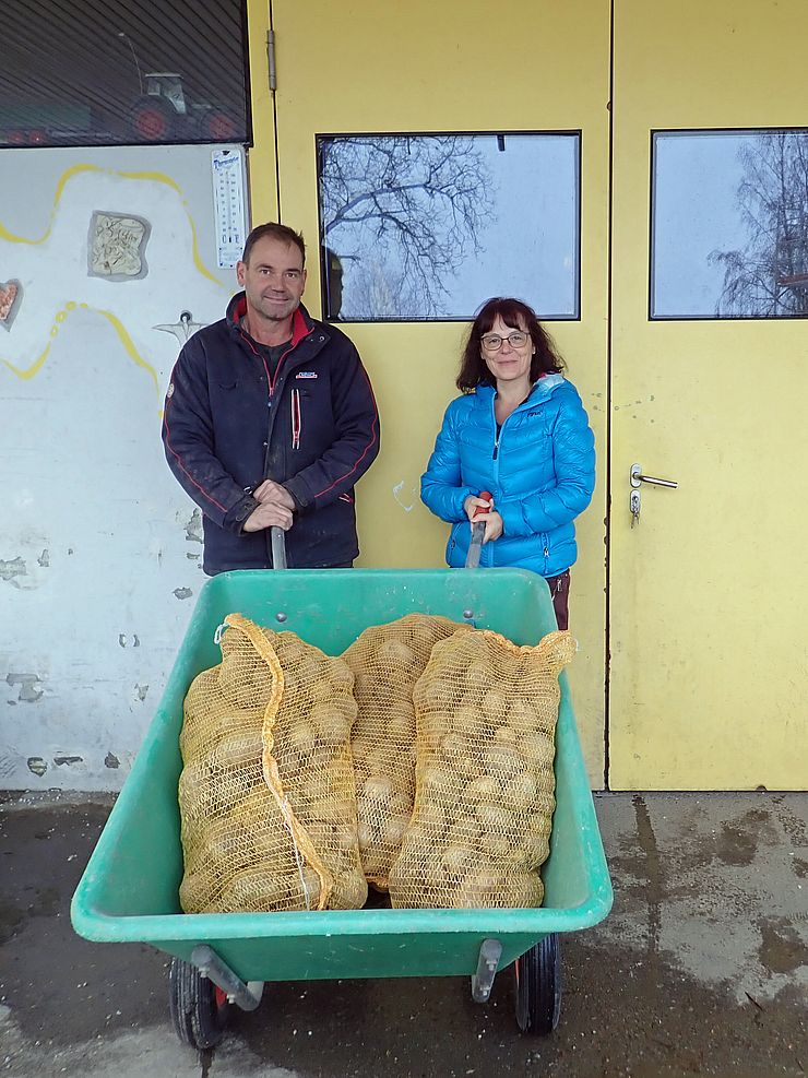 Stefan Markt vom Fachbereich landwirtschaftliches Versuchswesen des Landes Tirol übergibt Marlene Schnegg vom SOS-Kinderdorf in Imst 125 Kilogramm Kartoffeln aus Anbauversuchen des Landes Tirol.  