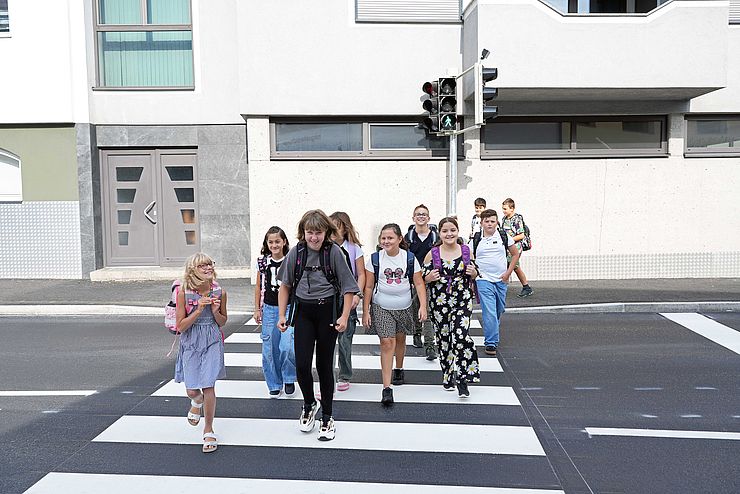 Kinder gehen über Zebrastreifen