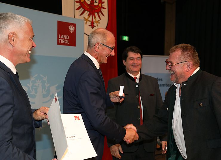 LH Anton Mattle gratuliert Franz Bauer