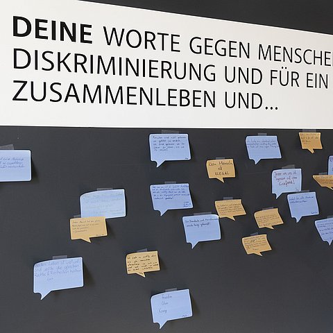 Eine Pinnwand mit bunten Haftzetteln, die Kommentare der BesucherInnen zur Ausstellung vermitteln.