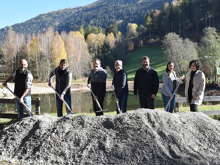 Gruppenfoto mit Schaufeln