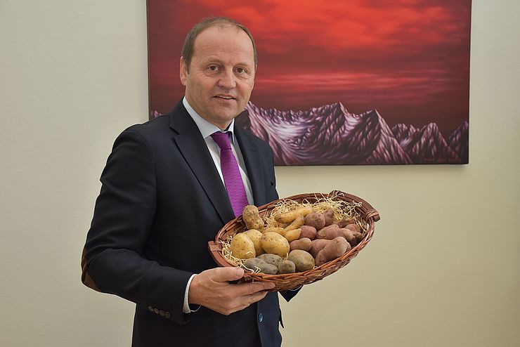 Auf den Teller statt in die Genbank. Das Land Tirol spendet überschüssige Kartoffelernte an soziale Einrichtungen. Landeshauptmann-Stellvertreter Josef Geisler wünscht guten Appetit. 