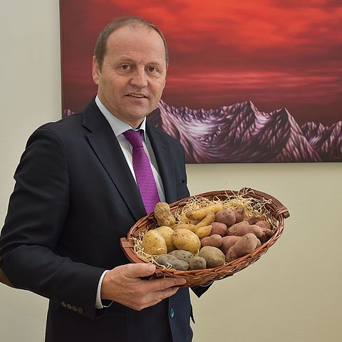 Auf den Teller statt in die Genbank. Das Land Tirol spendet überschüssige Kartoffelernte an soziale Einrichtungen. Landeshauptmann-Stellvertreter Josef Geisler wünscht guten Appetit. 