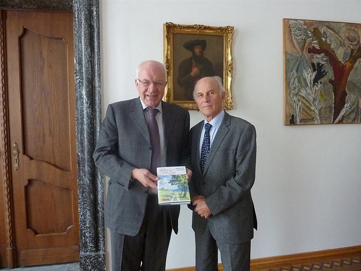 BU (von links): LTP Herwig van Staa mit dem Herausgeber Paul Ladurner