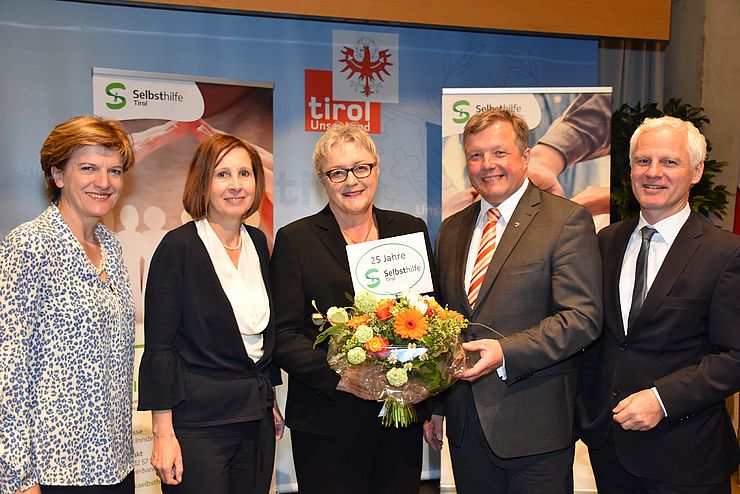 Selbsthilfe Tirol-Präsidentin Maria Grander (Mitte) mit LR Bernhard Tilg, LR Gabi Fischer, TGKK-Dir. Arno Melitopulos (re.), Bgmin Christine Oppitz-Plörer (li.).