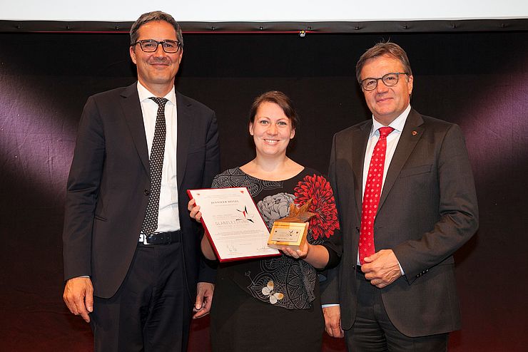 Auszeichnung für Jennifer Hötzl (Österreichische Kinderfreunde, Landesorganisation Tirol).