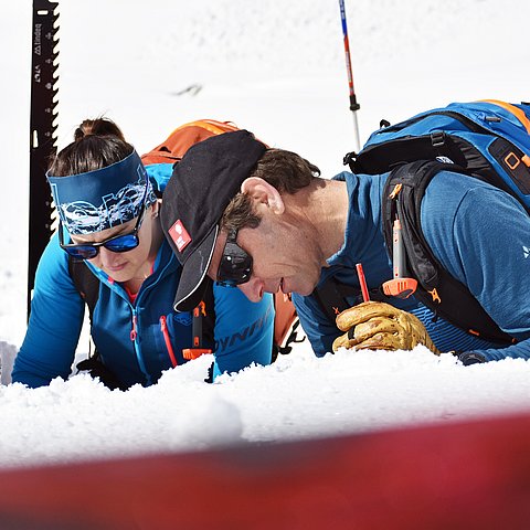 LRin Mair zusammen mit dem Leiter des Lawinenwarndiensts Tirol Patrick Nairz auf einem Berg, während sie sich den Schnee ansehen.