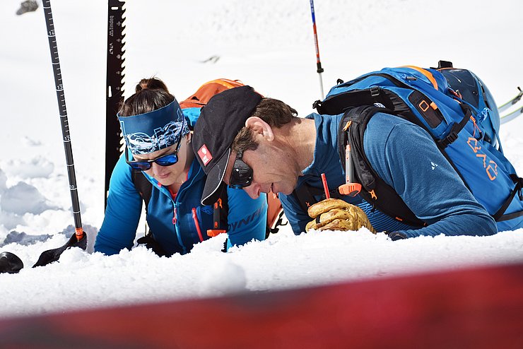 LRin Mair zusammen mit dem Leiter des Lawinenwarndiensts Tirol Patrick Nairz auf einem Berg, während sie sich den Schnee ansehen.