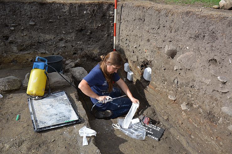 auf dem Bild ist ein Mitglied des Forschungsteams bei den Ausgrabungen in der Burgruine Kropfsberg zu sehen