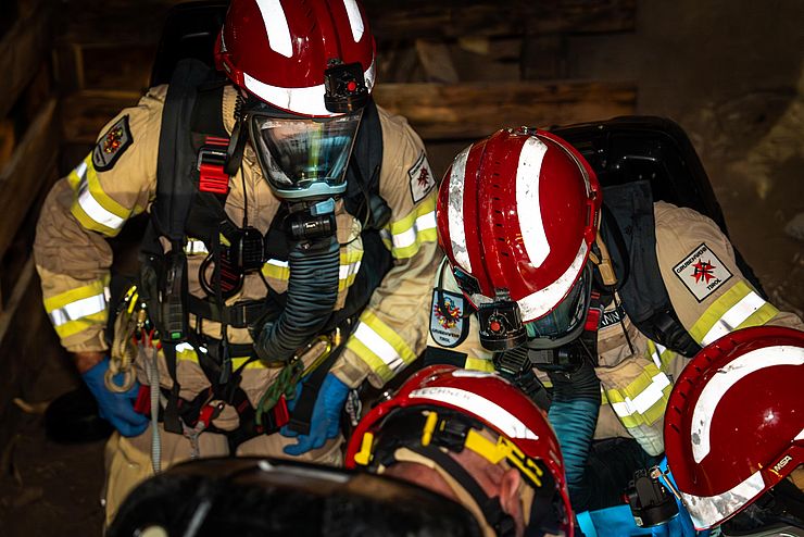 Nahaufnahme zweier Mitglieder der Grubenwehr mit Atemschutzgeräten und Helm