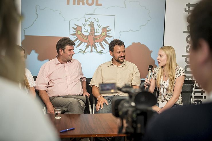 BU 2: v.l. LA Georg Dornauer und LA Florian Riedl beim Interview mit Schülerin der PTS Stubai
