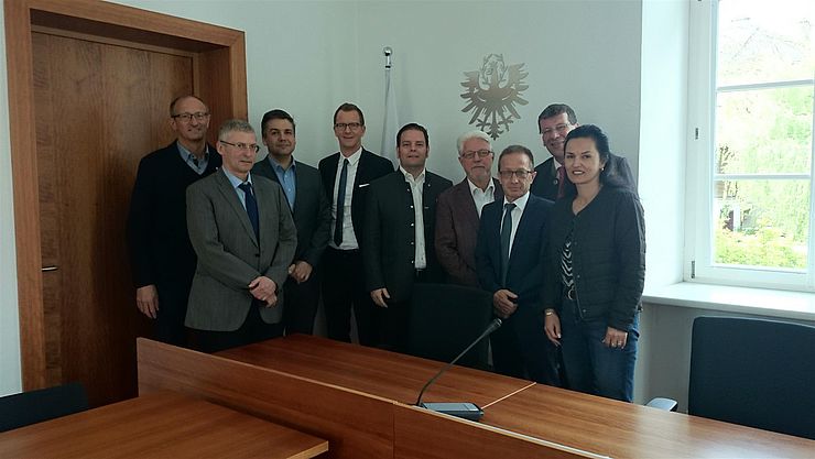 KO Jakob Wolf (2. v. r., Vorsitzender des Ausschusses für Rechts-, Gemeinde und Raumordnungsangelegenheiten) besuchte mit einer Landtagsdelegation das Landesverwaltungsgericht