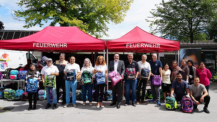 Gruppenfoto mit Schultaschen