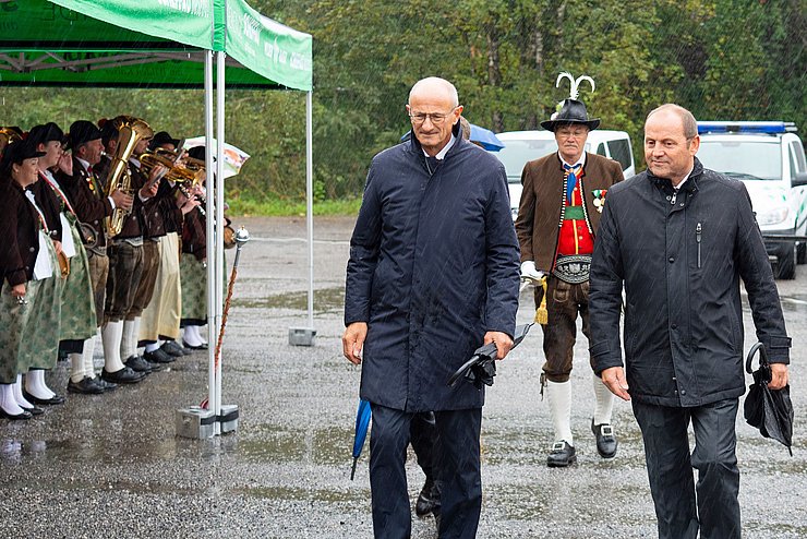 Ein Landesüblicher Empfang rundete die Feierlichkeiten vor Ort trotz Regens ab. 