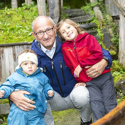 Anton Mattle mit seinen Enkelkindern Lea und Max.