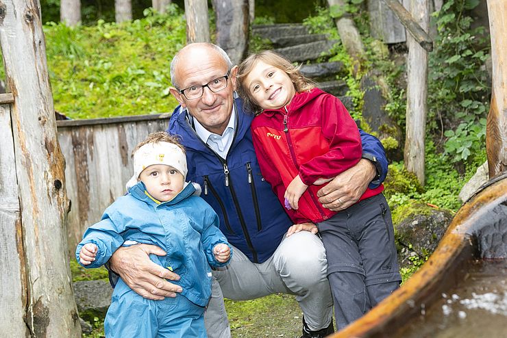 Anton Mattle mit seinen Enkelkindern Lea und Max.