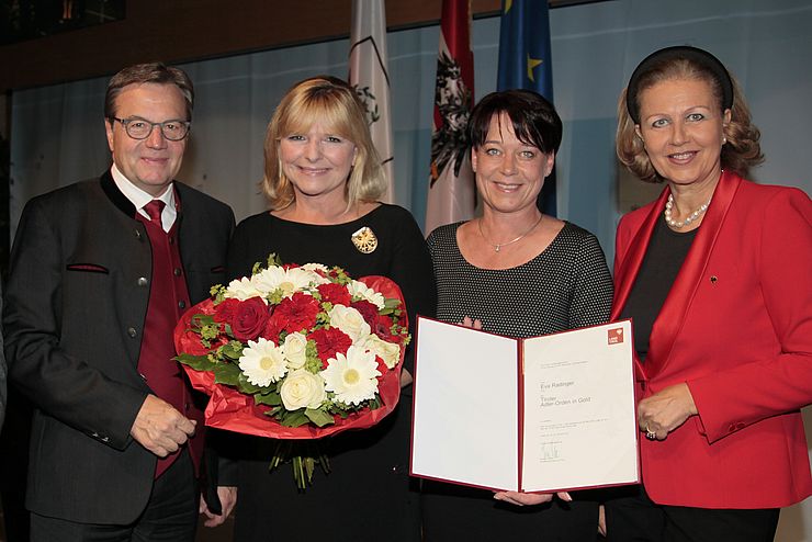 Eva Radinger wurde von LH Günther Platter, LTP Sonja Ledl-Rossmann und LRin Patrizia Zoller-Frischauf mit dem Tiroler Adler-Orden in Gold gewürdigt