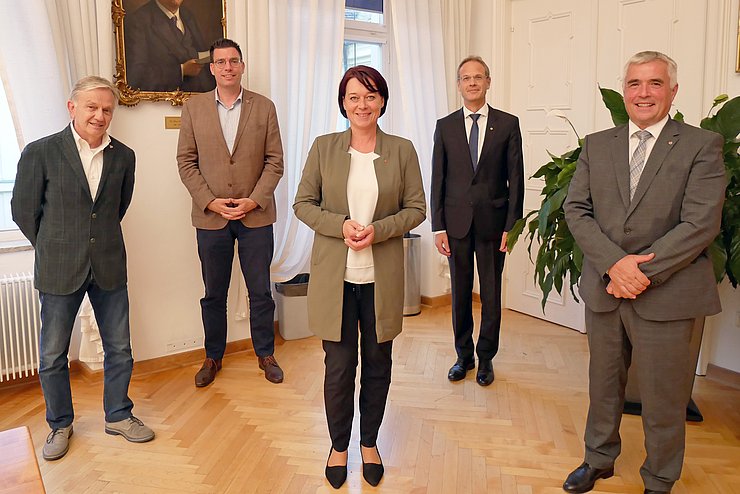 (v.li.) LTP Walter Kaswalder (Trentino), Euregio-Generalsekretär Matthias Fink, LTPin Sonja Ledl-Rossmann, Univ.-Prof. Walter Obwexer und LTP Josef Noggler (Südtirol) trafen sich gestern im Landhaus zum Austausch über die Zukunft von Euregio und Dreier-Landtag.