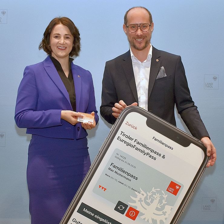 LRin Astrid Mair und LR Mario Gerber: "Das neue Update bringt noch mehr Benutzerfreundlichkeit für die Handhabung des Tiroler Familienpasses am Handy." 