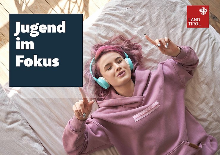 Sujet: Jugendliche liegt im Bett und hat Kopfhörer auf; Text "Jugend im Fokus"