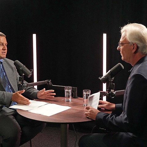 � Land Tirol/Saurer Podcast „ins Land einihören“: „Kritik an Urteilen ist erlaubt, Hass und Drohungen gegen RichterInnen nicht“