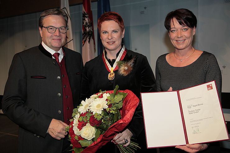 Sigrid Berka erhielt von LH Günther Platter und LTP Sonja Ledl-Rossmann den Großen Tiroler Adler-Orden.