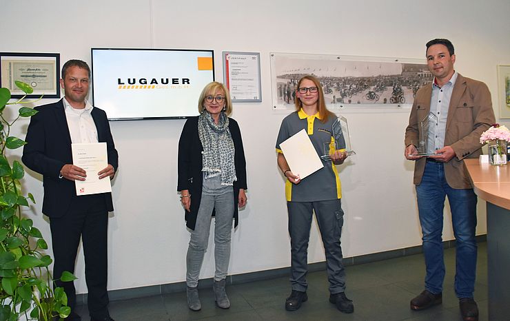 Bei der Auszeichnungsfeier von links: Geschäftsführer der Lugauer GmbH Gernot Lugauer, Landesrätin Beate Palfrader, "Lehrling des Monats April 2020" Lea-Marie Rieder sowie Ausbildner Christian Aigner.